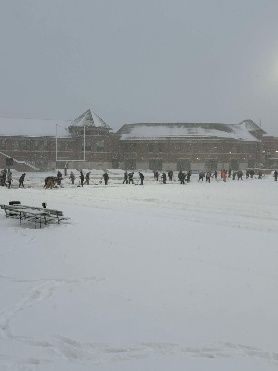 KWAYWaverly's tweet image. Getting prepared for ⁦@WartburgFB⁩ vs ⁦@WheatonFB⁩ as volunteers shovel. 

Pregame at 11 on KWAY Country AM 1470 FM 96.3. #d3fb
