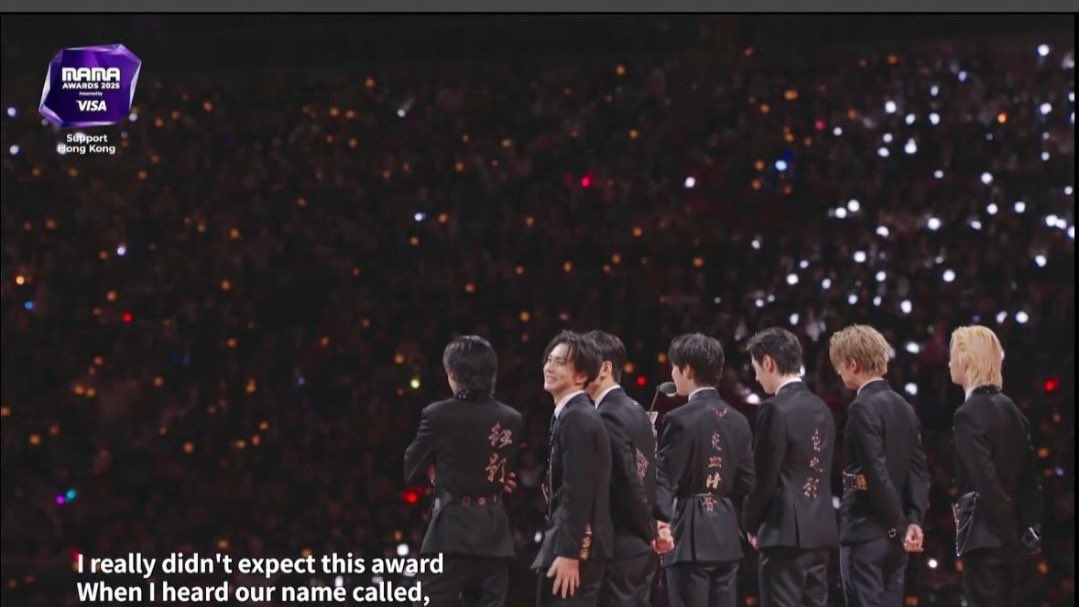 ；☆ robin da burd ot6 dni tweet media