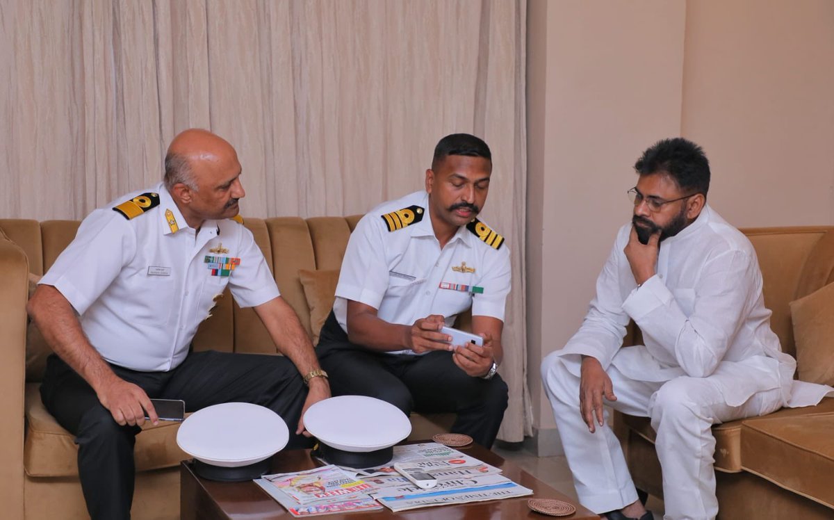 APDeputyCMO's tweet image. నేవీ డే ముందస్తు కార్యక్రమంలో భాగంగా సర్గమ్- ఇండియన్ నావల్ సింఫనిక్ ఆర్కెస్ట్రాకు ముఖ్య అతిథిగా పాల్గొనేందుకు విశాఖపట్నం చేరుకున్న ఉప ముఖ్యమంత్రి @PawanKalyan తో సమావేశమైన ఈస్టర్న్ నావల్ కమాండ్ నేవీ ఆఫీసర్ ఇంచార్జ్ కామోడర్ రజనీష్ శర్మ గారు, కమాండర్ YK కిషోర్ గారు.