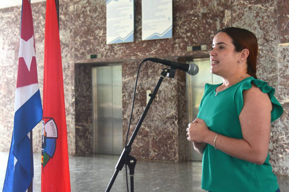 Jóvenes de <a href="/CubaMINREX/">Cancillería de Cuba</a> integran la Expedición "Mis Manos por Cuba" 🇨🇺, que recorrerá todo el país y se propone favorecer la participación activa 🙋‍♂️🙋‍♀️ de los jóvenes cubanos en la discusión del Programa de Gobierno 📈.

Para ellos, muchos éxitos!

#UnidosXCuba 
#DePieYCombatiendo