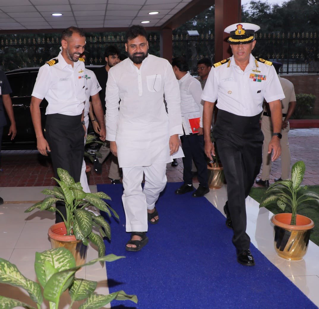 APDeputyCMO's tweet image. నేవీ డే ముందస్తు కార్యక్రమంలో భాగంగా సర్గమ్- ఇండియన్ నావల్ సింఫనిక్ ఆర్కెస్ట్రాకు ముఖ్య అతిథిగా పాల్గొనేందుకు విశాఖపట్నం చేరుకున్న ఉప ముఖ్యమంత్రి @PawanKalyan తో సమావేశమైన ఈస్టర్న్ నావల్ కమాండ్ నేవీ ఆఫీసర్ ఇంచార్జ్ కామోడర్ రజనీష్ శర్మ గారు, కమాండర్ YK కిషోర్ గారు.