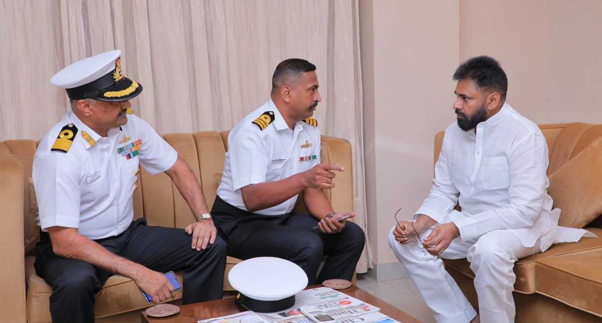 APDeputyCMO's tweet image. నేవీ డే ముందస్తు కార్యక్రమంలో భాగంగా సర్గమ్- ఇండియన్ నావల్ సింఫనిక్ ఆర్కెస్ట్రాకు ముఖ్య అతిథిగా పాల్గొనేందుకు విశాఖపట్నం చేరుకున్న ఉప ముఖ్యమంత్రి @PawanKalyan తో సమావేశమైన ఈస్టర్న్ నావల్ కమాండ్ నేవీ ఆఫీసర్ ఇంచార్జ్ కామోడర్ రజనీష్ శర్మ గారు, కమాండర్ YK కిషోర్ గారు.