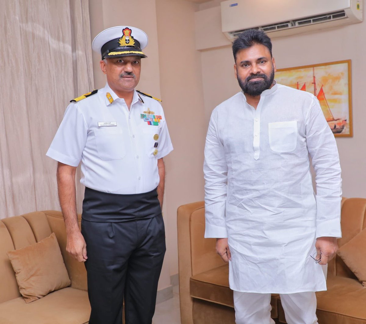 APDeputyCMO's tweet image. నేవీ డే ముందస్తు కార్యక్రమంలో భాగంగా సర్గమ్- ఇండియన్ నావల్ సింఫనిక్ ఆర్కెస్ట్రాకు ముఖ్య అతిథిగా పాల్గొనేందుకు విశాఖపట్నం చేరుకున్న ఉప ముఖ్యమంత్రి @PawanKalyan తో సమావేశమైన ఈస్టర్న్ నావల్ కమాండ్ నేవీ ఆఫీసర్ ఇంచార్జ్ కామోడర్ రజనీష్ శర్మ గారు, కమాండర్ YK కిషోర్ గారు.