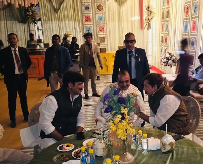 MDhananjaySingh's tweet image. आज जनपद रामपुर में मा. विधायक श्री आकाश सक्सेना जी की पुत्री के विवाह समारोह में विधानपरिषद सदस्य बृजेश सिंह 'प्रिंसू' जी के साथ सम्मिलित होकर नव दाम्पत्य को शुभकामनाएं दी।

#रामपुर