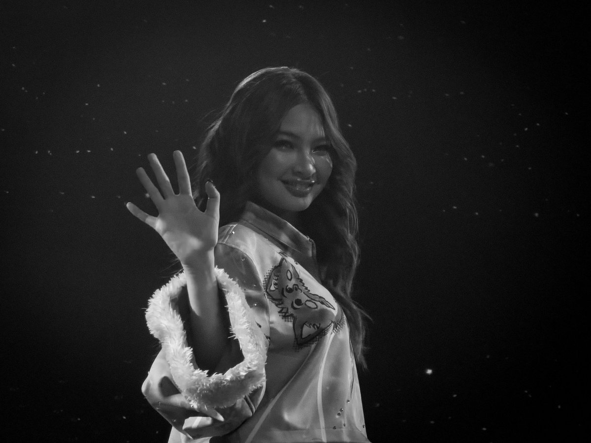bini_domo's tweet photo. ang plot ng AU na 'to ay kinailangan mong magsakripisyo para maabot ng ex mo ang mga pangarap niya tapos kinanta niya 'yung paborito niyong kanta na dream high sa con. nagkatitigan kayo habang perf at nag ngitian na lang

@bini_colet 
@BINI_ph 

#BINI 
#BINIfiedinPhilippineArena https://t.co/QO71PO70mN