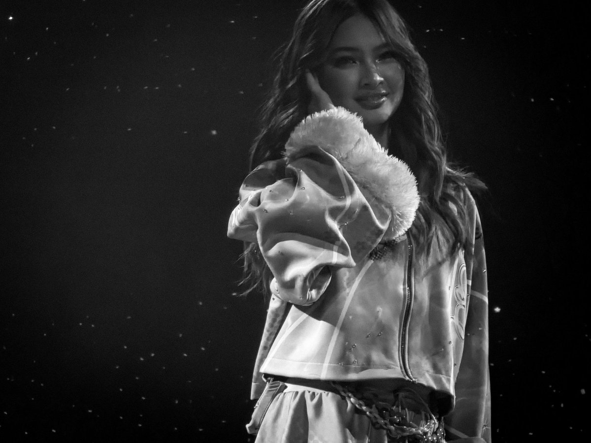 bini_domo's tweet photo. ang plot ng AU na 'to ay kinailangan mong magsakripisyo para maabot ng ex mo ang mga pangarap niya tapos kinanta niya 'yung paborito niyong kanta na dream high sa con. nagkatitigan kayo habang perf at nag ngitian na lang

@bini_colet 
@BINI_ph 

#BINI 
#BINIfiedinPhilippineArena https://t.co/QO71PO70mN