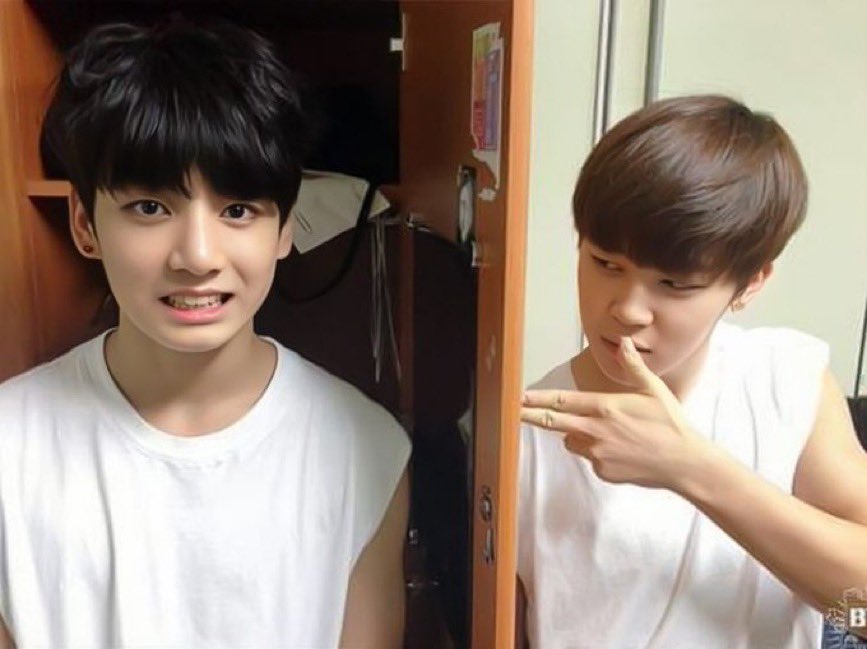 miffystrawb's tweet image. spot the difference