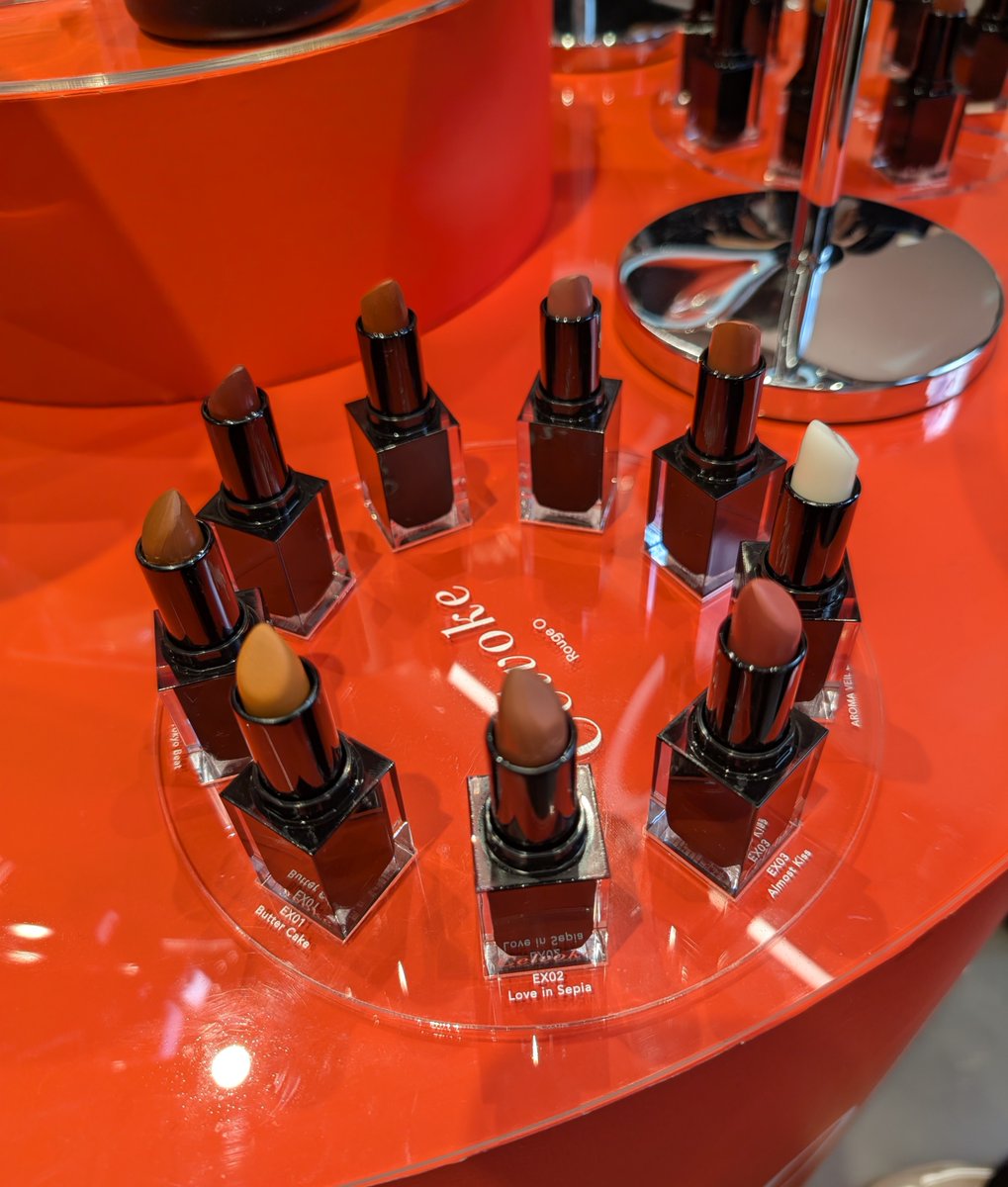 Popo808330997's tweet image. 2025.11.28(金)全国発売
セルヴォーク ルージュ オー ミューテッドグロウを試せるポップアップイベントに参加しました🥰
私が気になったのは05 Tokyo Beat🧡
そこまで黄みは強くなく、秋冬っぽい可愛いテラコッタカラーでした💖
ガチャは単色シャドウが当たったよ🫶
#ルージュオーモーメント
#Celvoke