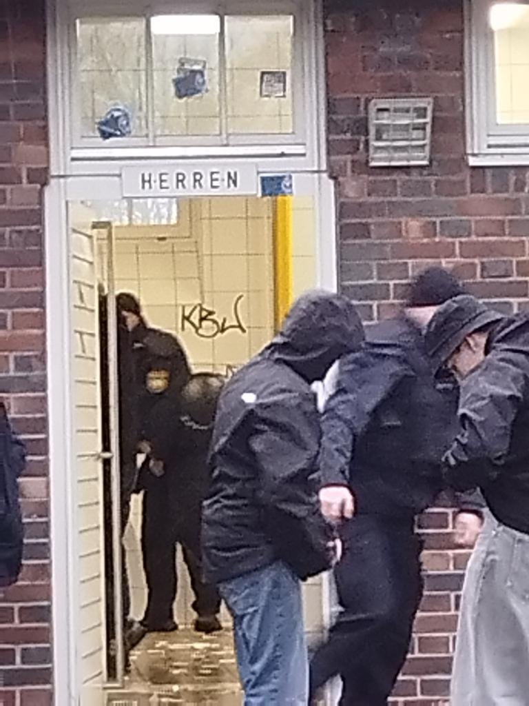 Bullen gehen ganze Zeit durch den Block um pissen zu gehen, entspannt