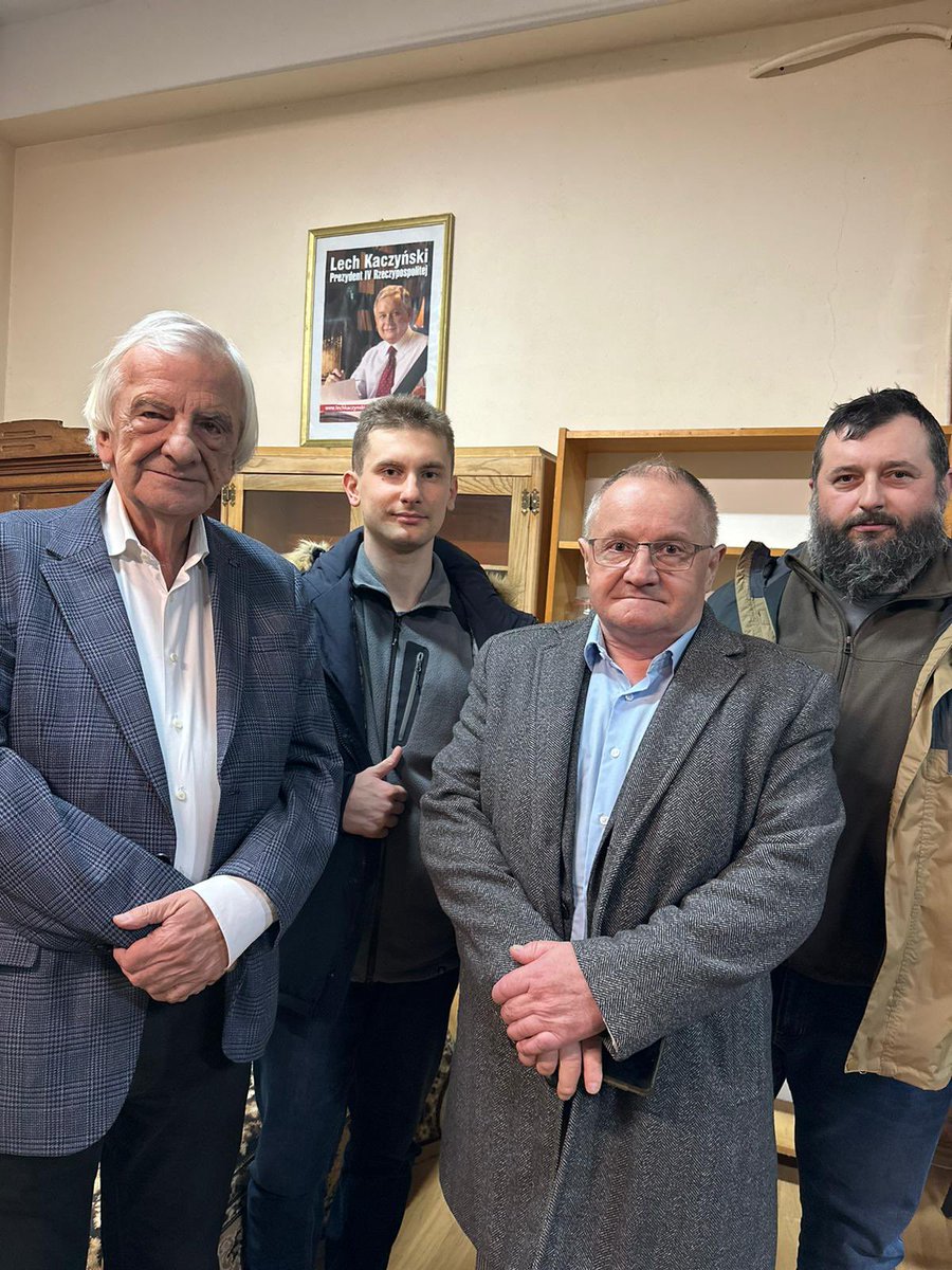 Spotkanie w Krośnie. Zwolennicy PiS zaniepokojeni. Walki frakcji szkodzą nam bardziej niż azyl Solidarnej Polski w Budapeszcie. Patrioci oczekują pilnej zmiany rządu.