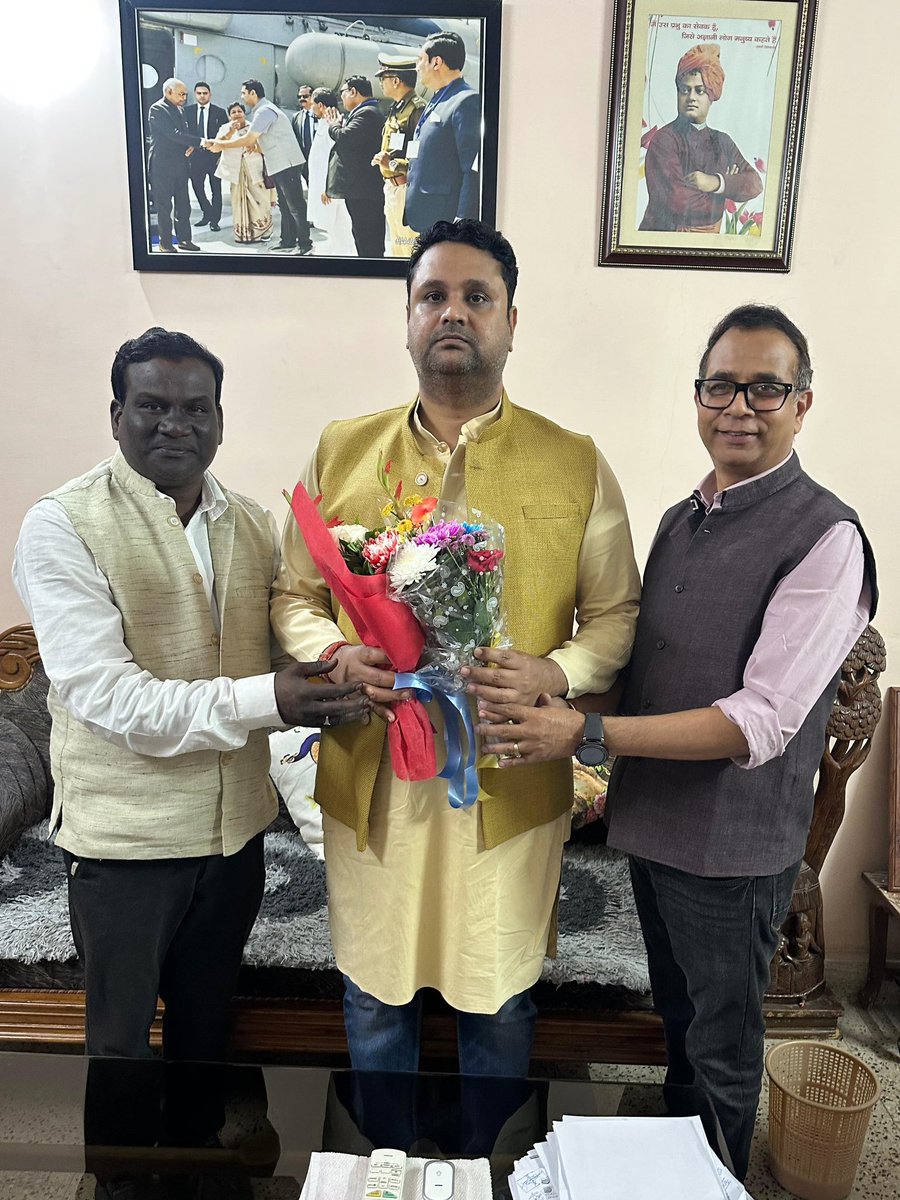 umeshpatelcgpyc's tweet image. जिला कांग्रेस कमेटी रायगढ़ (शहर) के नवनियुक्त अध्यक्ष श्री शाखा यादव जी तथा जिला कांग्रेस कमेटी रायगढ़ (ग्रामीण) के नवनियुक्त अध्यक्ष श्री नगेंद्र नेगी जी ने नंदेली में सौजन्य भेंट की।

आपके सफल कार्यकाल एवं संगठन के सुदृढ़ीकरण हेतु हार्दिक शुभकामनाएँ।