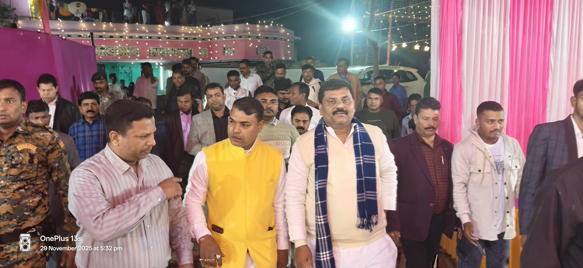 JDUUmeshSingh's tweet image. महनार विधानसभा क्षेत्र अंतर्गत फटिकवारा में श्री रंजन कुमार ठाकुर जी के यहाँ आयोजित वर-वधू स्वागत समारोह में सम्मिलित होकर नवविवाहित जोड़े को आशीर्वाद तथा जीवनभर के सुख-सौभाग्य एवं मंगलमय दांपत्य की अनंत शुभकामनाएँ प्रेषित कीं।