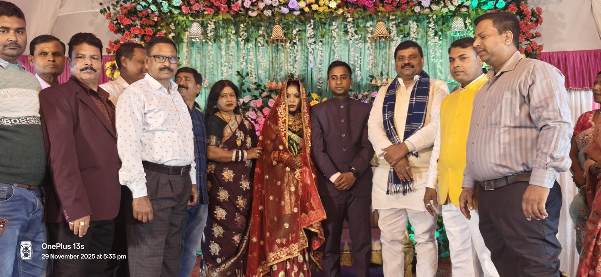 JDUUmeshSingh's tweet image. महनार विधानसभा क्षेत्र अंतर्गत फटिकवारा में श्री रंजन कुमार ठाकुर जी के यहाँ आयोजित वर-वधू स्वागत समारोह में सम्मिलित होकर नवविवाहित जोड़े को आशीर्वाद तथा जीवनभर के सुख-सौभाग्य एवं मंगलमय दांपत्य की अनंत शुभकामनाएँ प्रेषित कीं।