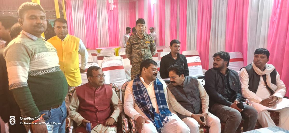 JDUUmeshSingh's tweet image. महनार विधानसभा क्षेत्र अंतर्गत फटिकवारा में श्री रंजन कुमार ठाकुर जी के यहाँ आयोजित वर-वधू स्वागत समारोह में सम्मिलित होकर नवविवाहित जोड़े को आशीर्वाद तथा जीवनभर के सुख-सौभाग्य एवं मंगलमय दांपत्य की अनंत शुभकामनाएँ प्रेषित कीं।