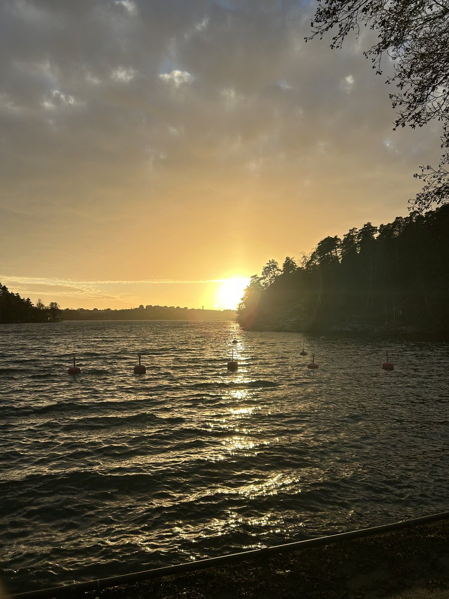 Svucka's tweet image. Pre match run done ✅ #COYS #CantSmileWithoutYou #PreMatchRun