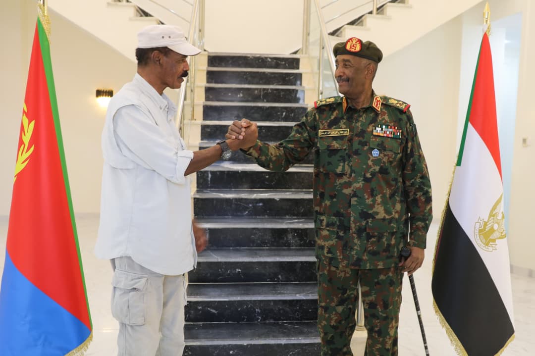 يعقدان جلسة مباحثات ثنائية بقصر الضيافة .. رئيس مجلس السيادة القائد العام يستقبل الرئيس الإريتري أسياس أفورقي

​بورتسودان: ٢٩ نوفمبر ٢٠٢٥م

​استقبل السيد رئيس مجلس السيادة القائد العام للقوات المسلحة ، الفريق أول الركن عبد الفتاح البرهان، اليوم، في قصر الضيافة بمدينة بورتسودان،