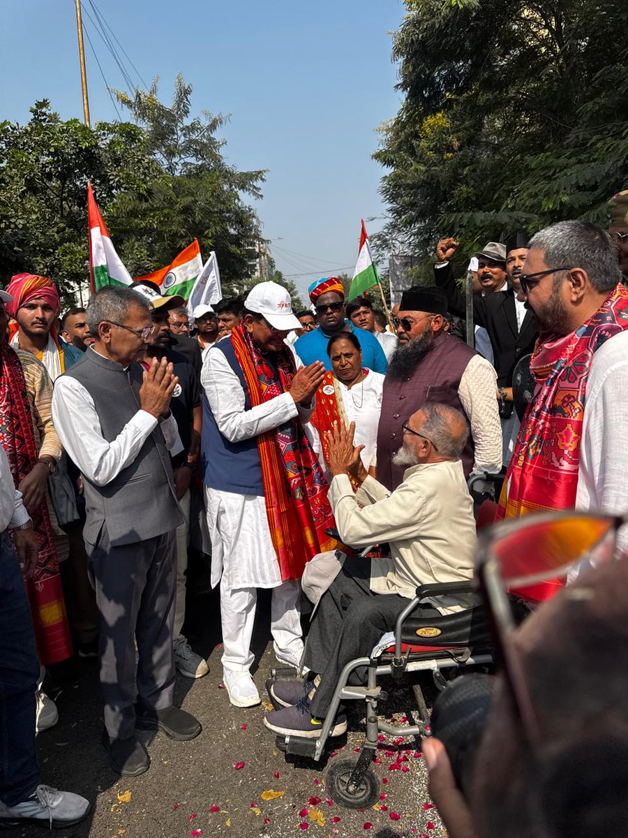 shankar_news18's tweet photo. #RunForUnity
#Gujarat स्थित #Varodra में "एकता मार्च पदयात्रा" के दौरान केंद्रीय मंत्री @PiyushGoyal /@PiyushGoyalOffc का अंदाज...जो बेहद प्यार और सम्मान के साथ पद यात्रा के दौरान आम लोगों से मुलाकात करते हुए दिखे। https://t.co/EF85V17tsa