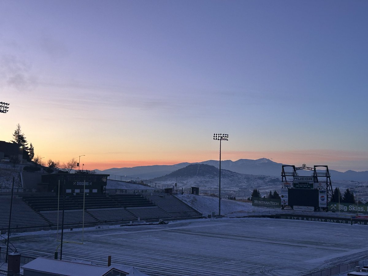 fbpearse's tweet image. A 4  degree sunrise over Butte America.