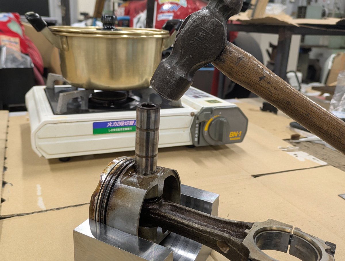 ScienceTokyoAC's tweet image. 今年のサーキット走行会の車両製作では、
ピストンピンの打替えに挑戦しました！

コネクティングロッドとクランクシャフトの交換のため、

①自作治具を使ってピン打抜き
②ピストンを煮て膨張させる
③熱いうちにピン打込み

の順で分解、組み付けを行いました✨
エンジンは元気に回ってます！
