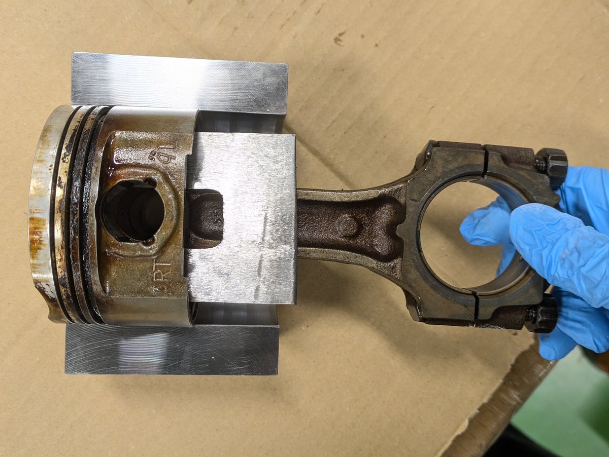 ScienceTokyoAC's tweet image. 今年のサーキット走行会の車両製作では、
ピストンピンの打替えに挑戦しました！

コネクティングロッドとクランクシャフトの交換のため、

①自作治具を使ってピン打抜き
②ピストンを煮て膨張させる
③熱いうちにピン打込み

の順で分解、組み付けを行いました✨
エンジンは元気に回ってます！