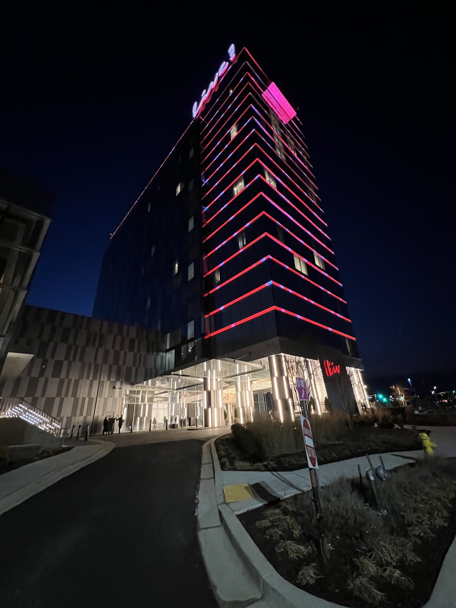 CreativityFilm's tweet image. Earlier this year we had a crack of dawn call time at the @LiveCasinoMD . It was super cool-looking all lit up, and with no traffic, it reminded us why we don't mind early calls. We had a nice big room for our setup, allowing us to utilize the 4x4 frame and silk to capture some…