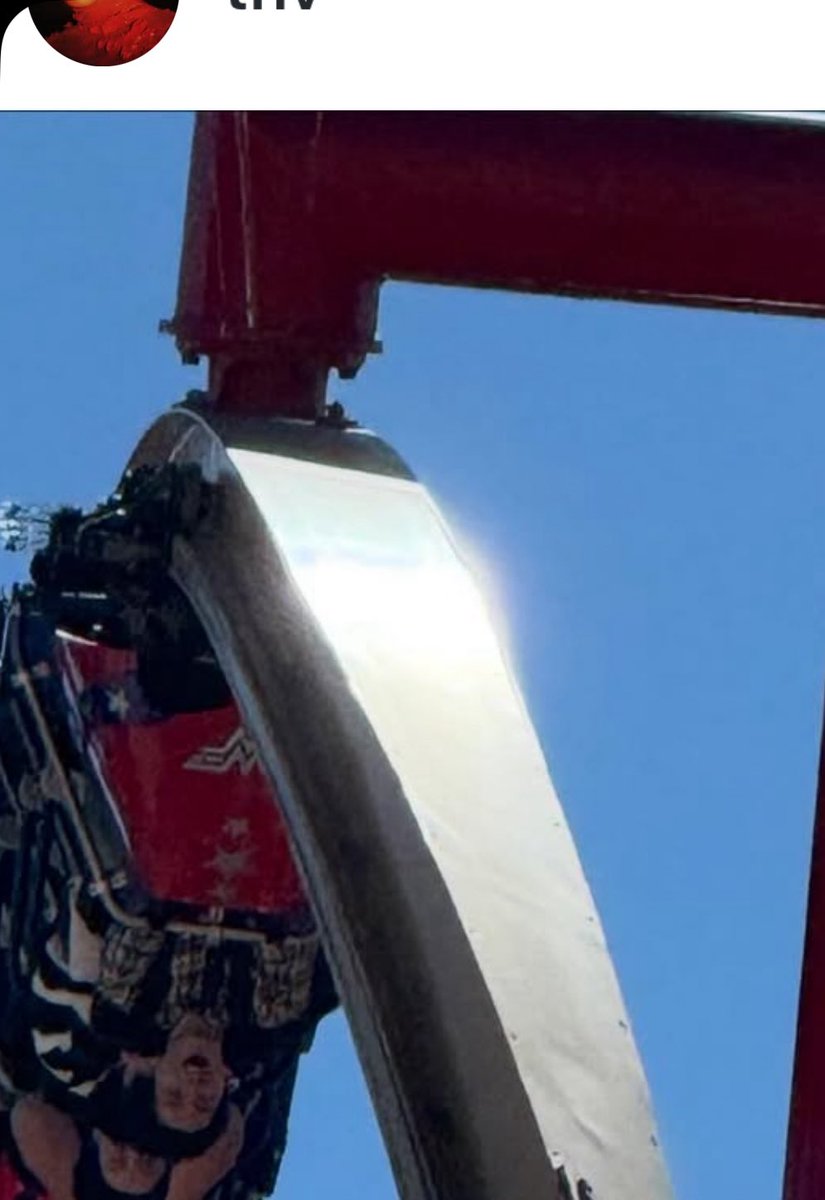 Eka4Liong's tweet image. Gegara tok2 , gw baru ngeh kalo baju kotak2 itu #thv #KimTaehyung 😂😂😂😂