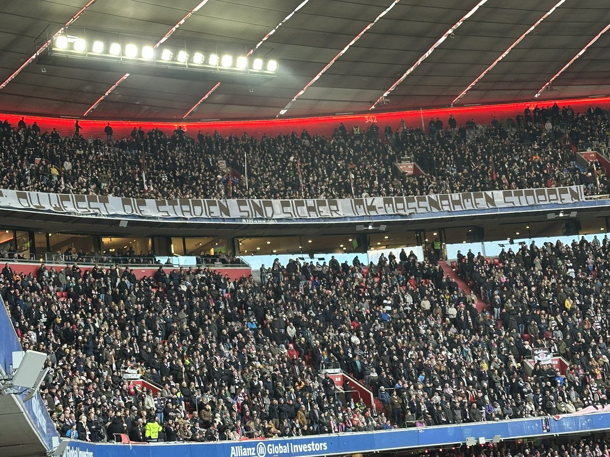 ransport's tweet photo. Protest der Südkurve des #FCBayern und der Fans des #FCSt.Pauli gegen die geplanten Verschärfungen durch die Innenminister-Konferenz. Auch heute wird die ersten 12 Minuten wieder der Support eingestellt #FCBFCP https://t.co/Tzm8GHEFhp