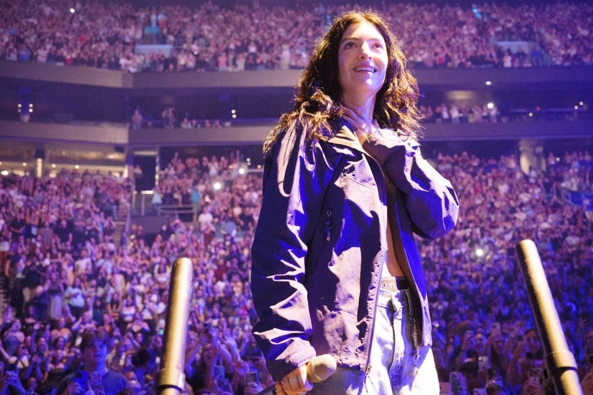 LordeITALIA_'s tweet photo. BOLOGNA !!! 🇮🇹🇮🇹🇮🇹

Stasera Lorde arriverà in Italia con The Ultrasound World Tour e insieme a lei i The Japanese House e Fabiana Palladino, per la prima volta come opener!

Siete carichi?? https://t.co/72SHeX7M5u