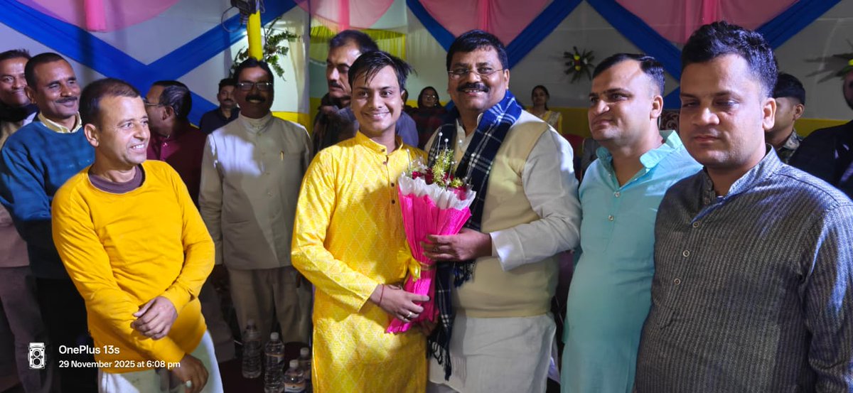 JDUUmeshSingh's tweet image. महनार विधानसभा क्षेत्र अंतर्गत चमरहरा में श्री सुजीत झा जी के यहां आयोजित वैवाहिक समारोह में सम्मिलित हुआ। नवविवाहित दंपत्ति तथा समस्त परिवारजनों को हार्दिक शुभकामनाएं प्रेषित किए।