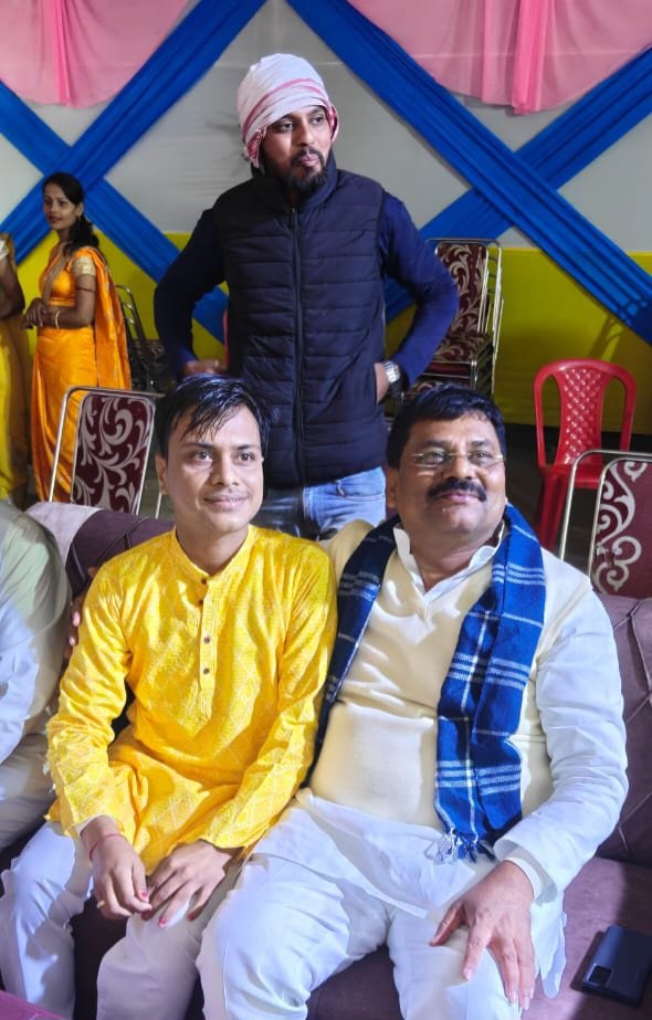 JDUUmeshSingh's tweet image. महनार विधानसभा क्षेत्र अंतर्गत चमरहरा में श्री सुजीत झा जी के यहां आयोजित वैवाहिक समारोह में सम्मिलित हुआ। नवविवाहित दंपत्ति तथा समस्त परिवारजनों को हार्दिक शुभकामनाएं प्रेषित किए।