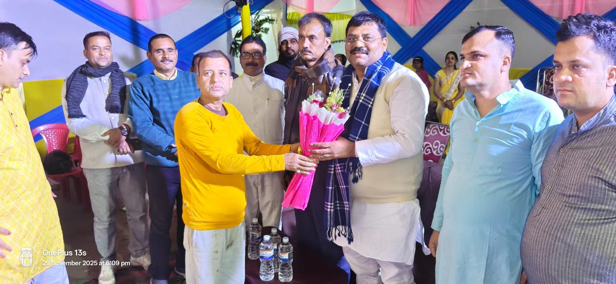 JDUUmeshSingh's tweet image. महनार विधानसभा क्षेत्र अंतर्गत चमरहरा में श्री सुजीत झा जी के यहां आयोजित वैवाहिक समारोह में सम्मिलित हुआ। नवविवाहित दंपत्ति तथा समस्त परिवारजनों को हार्दिक शुभकामनाएं प्रेषित किए।