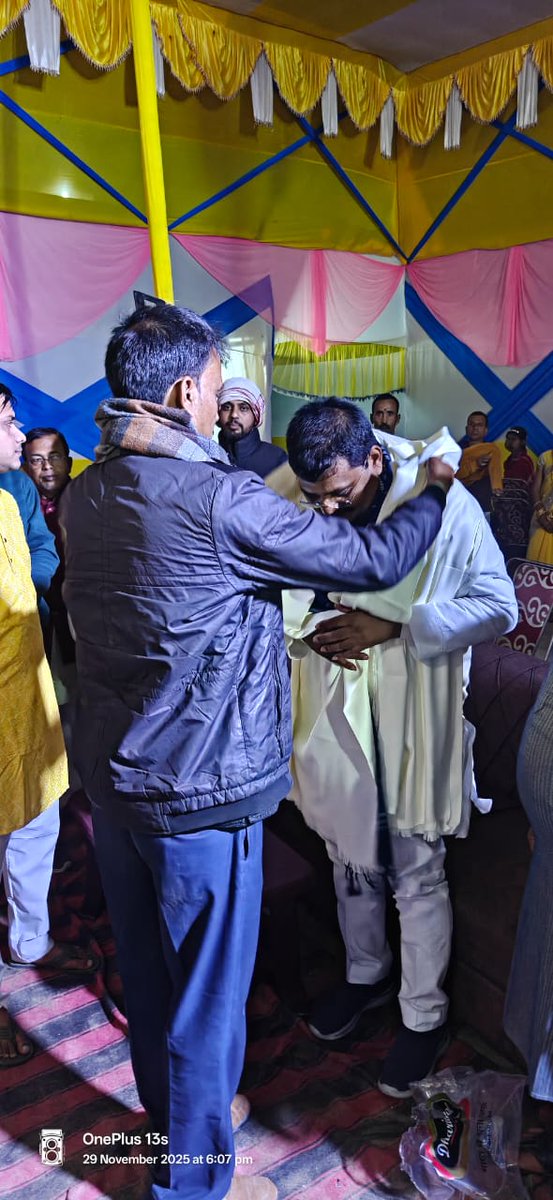 JDUUmeshSingh's tweet image. महनार विधानसभा क्षेत्र अंतर्गत चमरहरा में श्री सुजीत झा जी के यहां आयोजित वैवाहिक समारोह में सम्मिलित हुआ। नवविवाहित दंपत्ति तथा समस्त परिवारजनों को हार्दिक शुभकामनाएं प्रेषित किए।