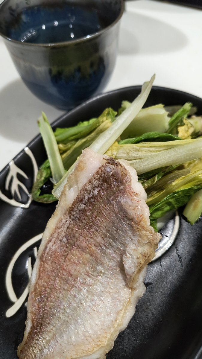 #つなめるの在宅ずぼら飯
いい肉を3枚に下ろして骨取りちょっとの時間ピチット塩振り片栗粉パネてフライパンに油してｼﾞｭｰ
空いたスペースで野菜焼いて完成

間違いなく酒泥棒……