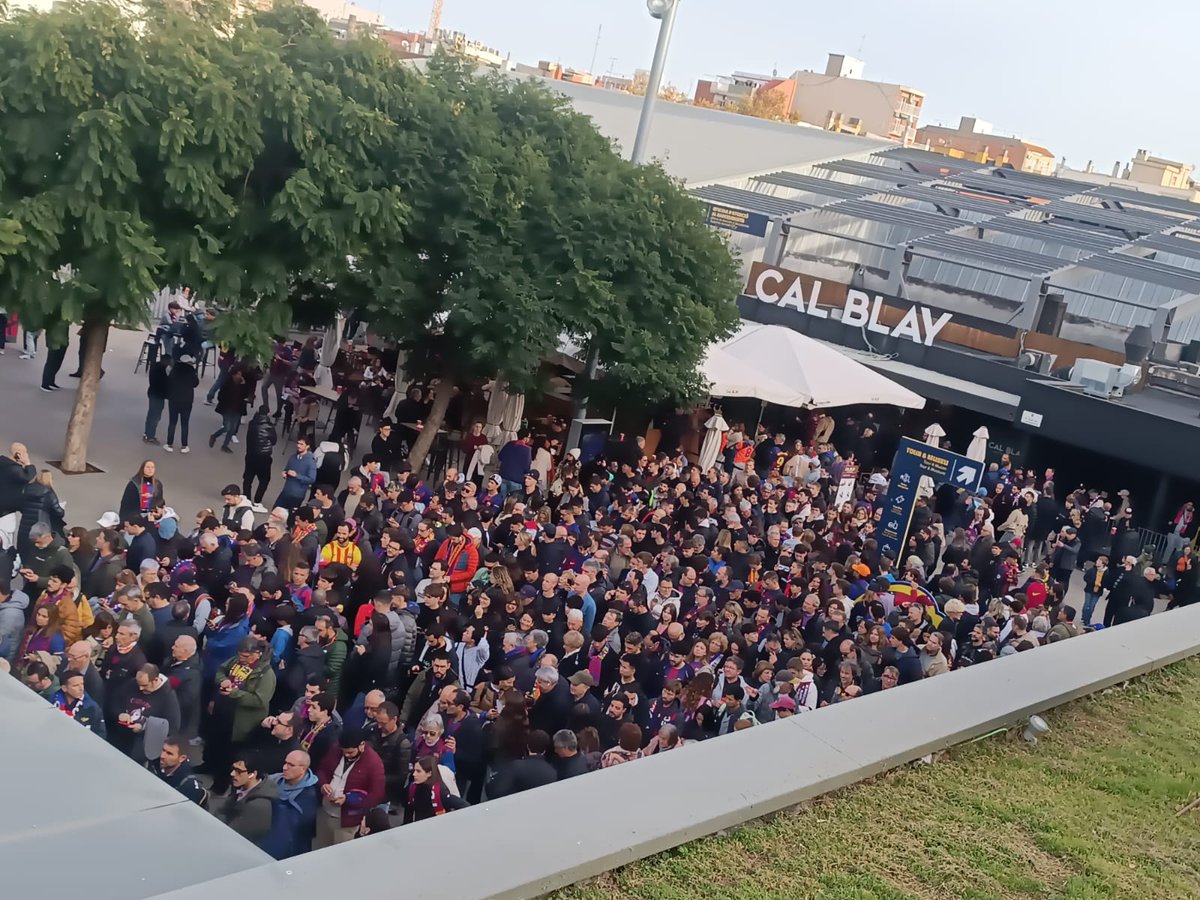 mundodeportivo's tweet image. 🎟️ Así está el Spotify Camp Nou minutos antes del Barça vs Alavés. Unas 2.000 entradas no se han podido descargar por culpa de un problema técnico en la app de Socios del FC Barcelona

⌛️ Colas en el Auditori 1899 para recoger la entrada física para el partido, que empieza a las…
