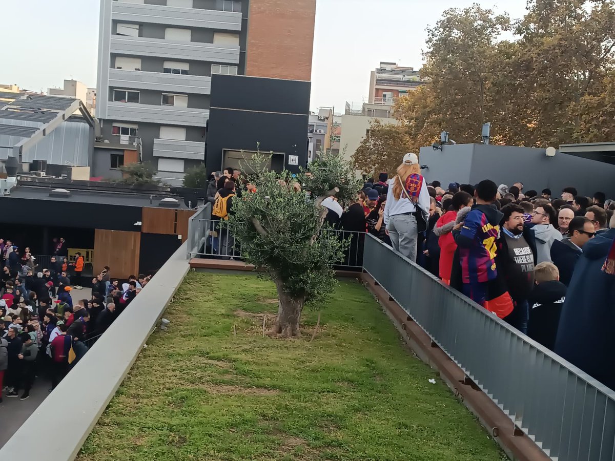 mundodeportivo's tweet image. 🎟️ Así está el Spotify Camp Nou minutos antes del Barça vs Alavés. Unas 2.000 entradas no se han podido descargar por culpa de un problema técnico en la app de Socios del FC Barcelona

⌛️ Colas en el Auditori 1899 para recoger la entrada física para el partido, que empieza a las…