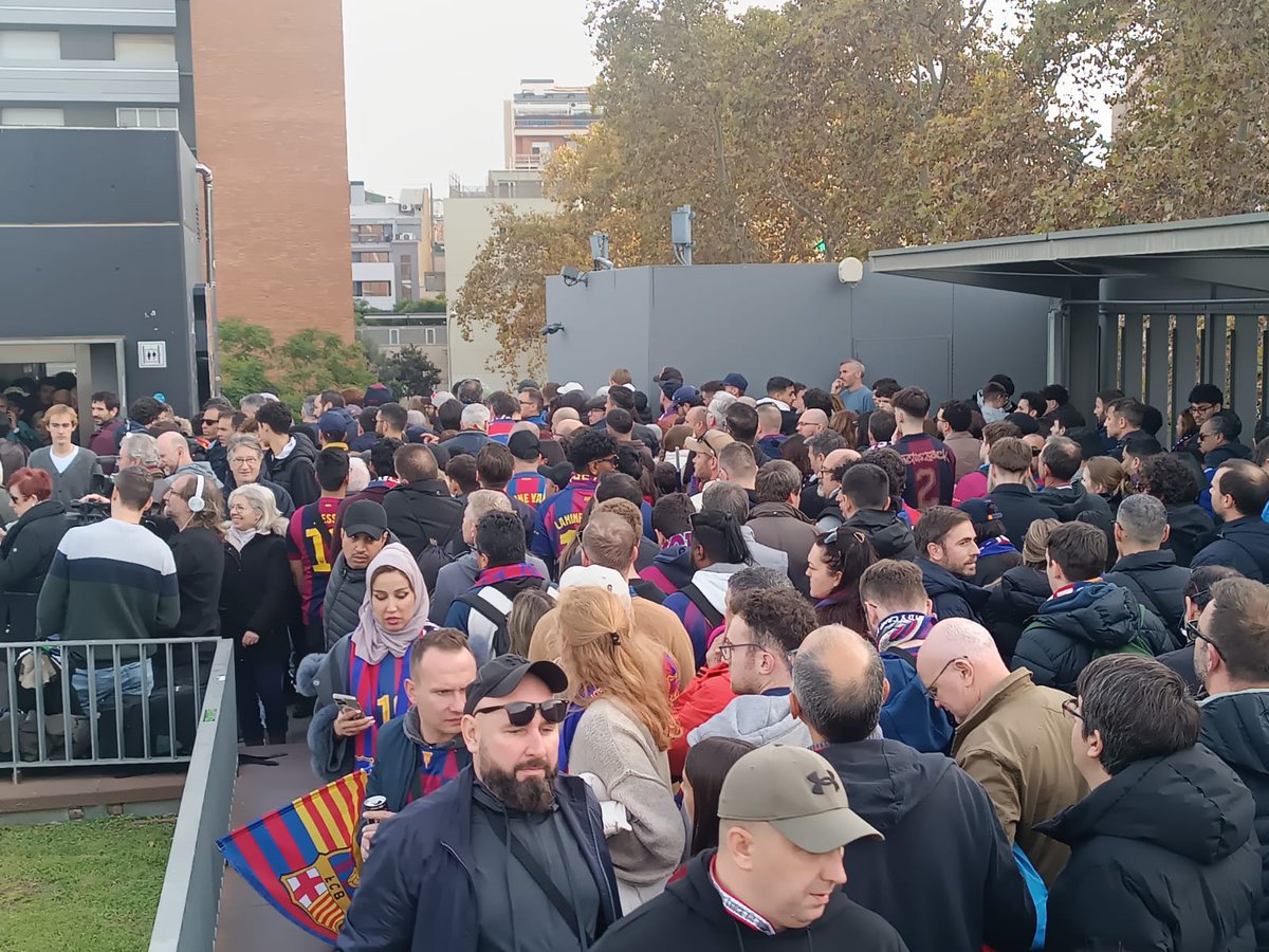 mundodeportivo's tweet image. 🎟️ Así está el Spotify Camp Nou minutos antes del Barça vs Alavés. Unas 2.000 entradas no se han podido descargar por culpa de un problema técnico en la app de Socios del FC Barcelona

⌛️ Colas en el Auditori 1899 para recoger la entrada física para el partido, que empieza a las…