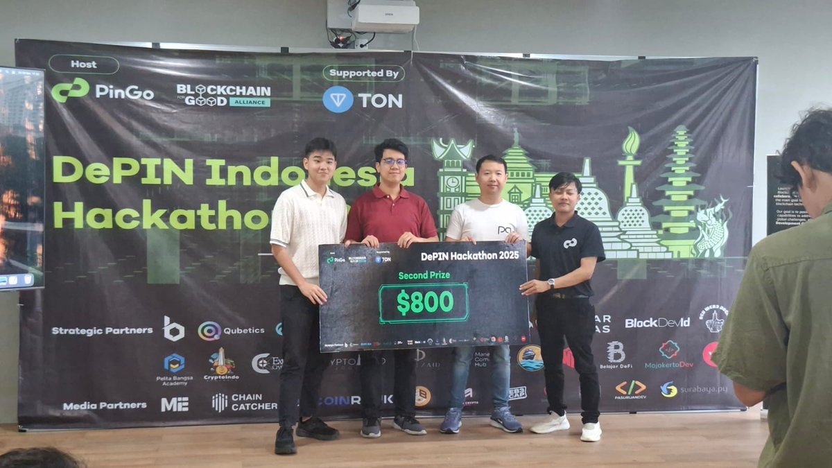 Christopher H.G tweet media