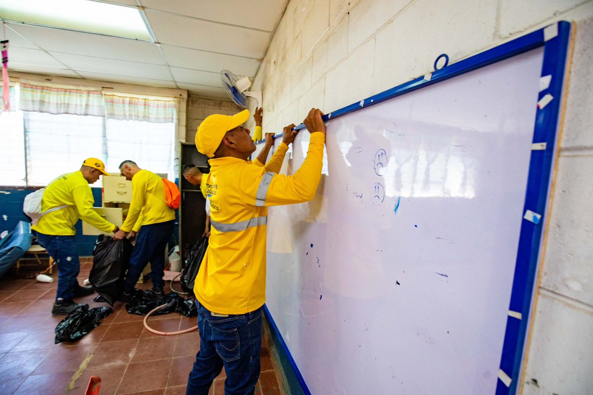 AlexiaRivasG1's tweet image. Seguimos avanzando con #DosEscuelasXDía, llevando modernidad y mejores oportunidades a la comunidad educativa en todo El Salvador.

📍 Escuela #381
Centro Escolar Comunidad Los Cedros.
Zaragoza, La Libertad Este

📍 Escuela #382
Escuela de Educación Parvularia de Zaragoza.…