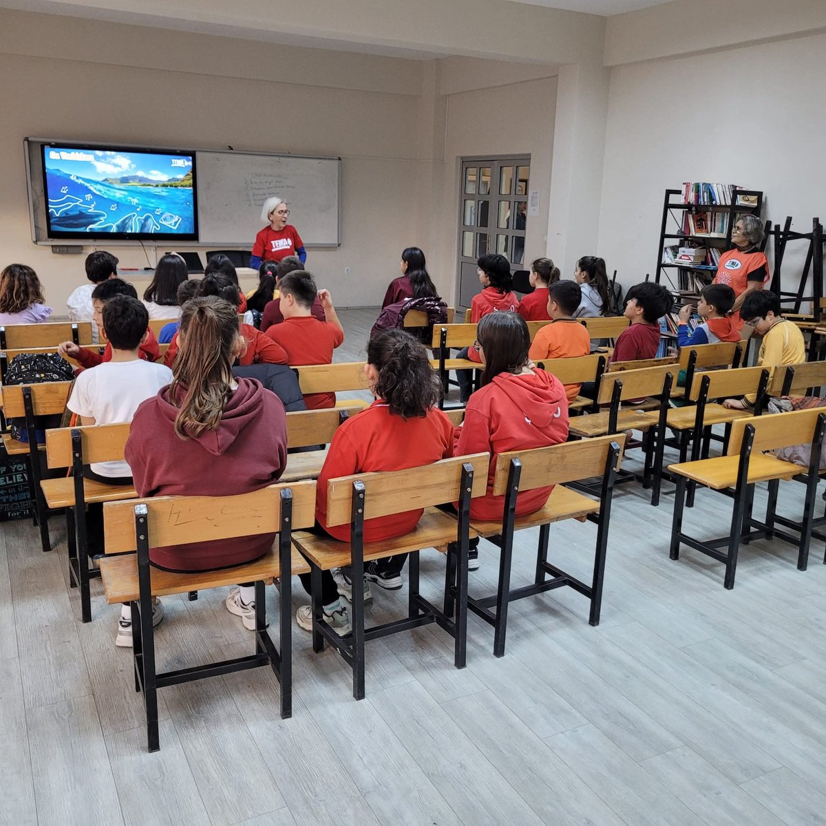 İdareci ve ögretmenleriyle birlikte TEMA gönüllüsü  olan Sinop Bilim ve Sanat Merkezi Müdürü Sayın Tamer Yurtseven'e  26Kasim2025 tarihinde kurum görselini taktim ettik ve kendilerine teşekkür ettik.
Ortaokul seviyesi öğrencilerimize de su varlıkları ve önemine dair sunum yaptık.