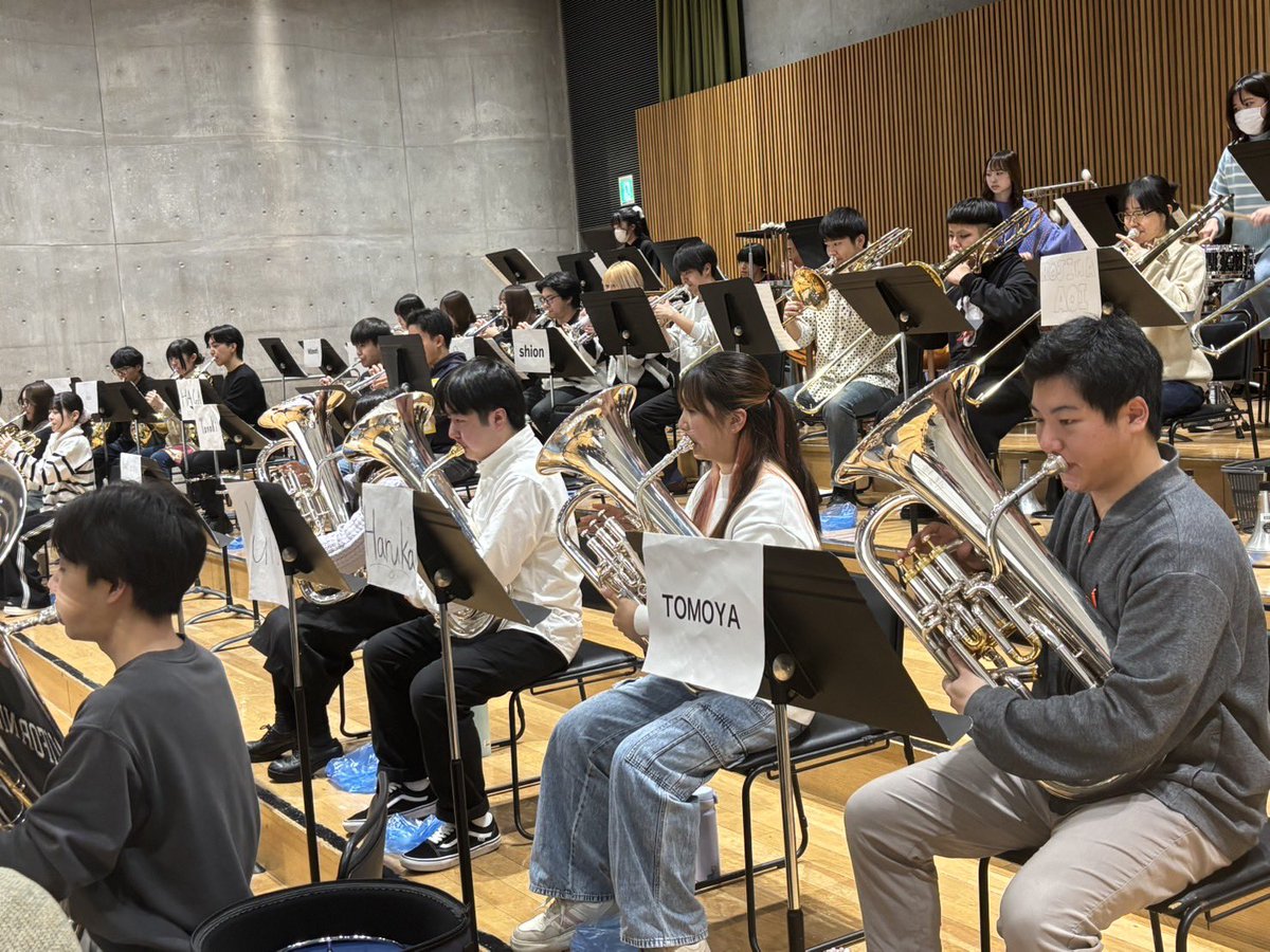 Joemn104's tweet photo. 本日は本番前日！朝から夕方までの長い長い練習でした。全曲を練習し、最終確認しました。1年生だけでつくってきた吹奏楽の練習は今日で最後！大変頑張った達成感と、嬉しいような悲しいようなたくさんの感情がこみあげてきました。最後の練習ということもあり、緊張感のある練習ができました。 https://t.co/Wh2wF0WssL