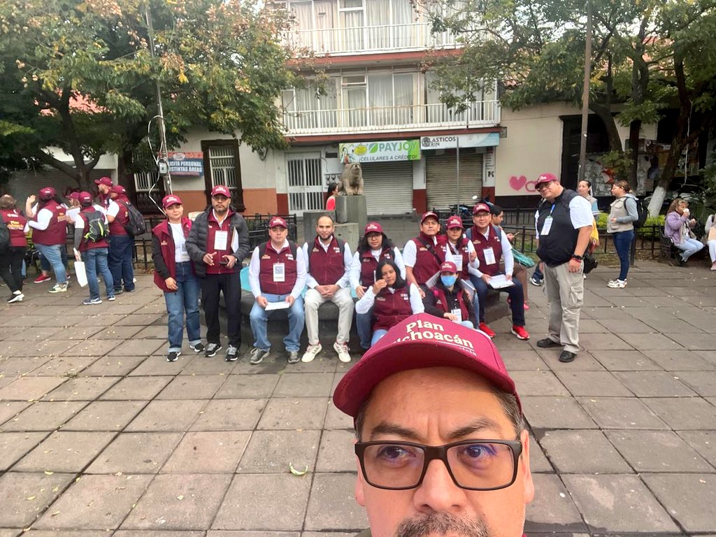 Estamos este sábado visitando casa por casa, compartiendo el #PlanMichoacán #PorLaPazYLaJusticia y escuchando a las familias uruapenses. <a href="/GobiernoMX/">Gobierno de México</a> <a href="/SSPCMexico/">Secretaría de Seguridad y Protección Ciudadana</a> <a href="/spf_sspc/">Protección Federal</a> 🇲🇽