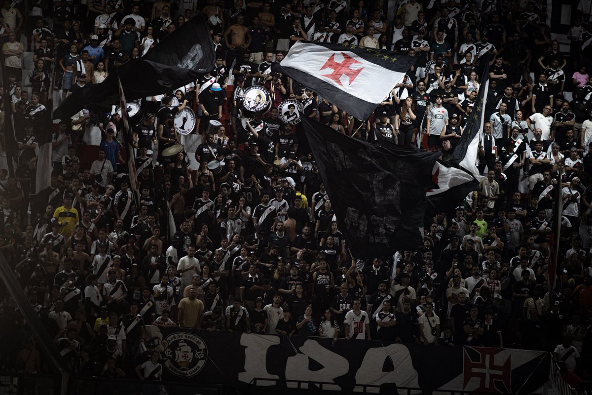 newscolina's tweet photo. Importante falar da atmosfera de São Januário na noite de ontem.

É claro que o desenrolar da partida ajudou bastante, mas quem estava lá ontem sabe. O ambiente mudou.

Todos juntos em um mesmo propósito e entendendo a importância da partida.

São Januário pulsou. Fez a diferença. O torcedor deu uma verdadeira aula de apoio, relembrando os tempos mais áureos de alento.

Desde os Loucos da Saída 3 atrás do gol, até a principal organizada do clube na curva. A harmonia imperou por um bem maior: o Vasco da Gama.

É com esse espírito que precisamos encarar nossos últimos desafios em 2025. 

O Vasco somos nós, e nós somos o Vasco.

📸 | Matheus Lima