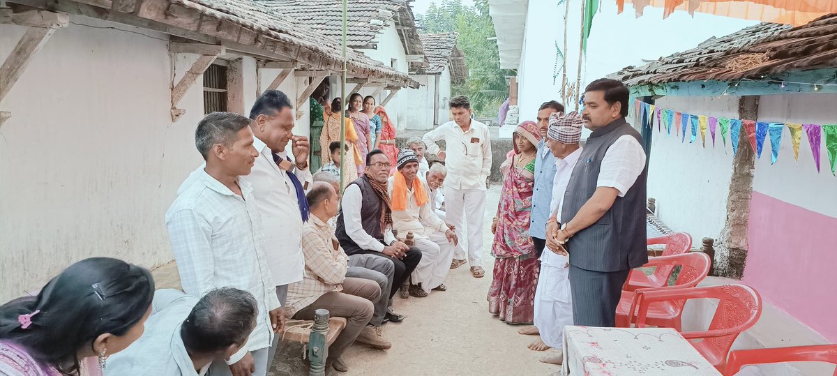 kuberdindor's tweet image. સંતરામપુર તાલુકાના કુંડા (વચલુ ફળીયા)ખાતે શ્રી મણીલાલ ભેમાભાઈ ડામોર  દ્વારા આયોજિત વાસ્તુ પૂજન,ચંદલાવિધી કાર્યક્રમમાં ઉપસ્થિત રહી ધન્યતા અનુભવી.

આ તકે ઉખરેલી સરપંચશ્રી દિનેશભાઈ ડામોર, ભંડારા સરપંચશ્રી ભલાભાઈ ડીંડોર, નાની ક્યાર સરપંચશ્રી સુરમાભાઈ અને કાર્યકર્તાઓ હાજર રહ્યાં હતાં.