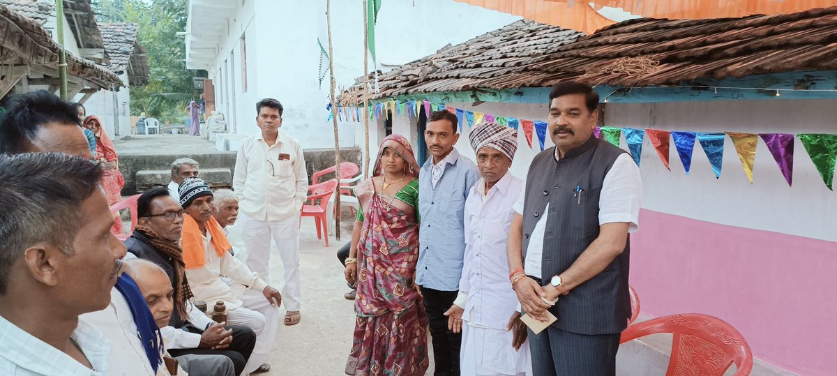 kuberdindor's tweet image. સંતરામપુર તાલુકાના કુંડા (વચલુ ફળીયા)ખાતે શ્રી મણીલાલ ભેમાભાઈ ડામોર  દ્વારા આયોજિત વાસ્તુ પૂજન,ચંદલાવિધી કાર્યક્રમમાં ઉપસ્થિત રહી ધન્યતા અનુભવી.

આ તકે ઉખરેલી સરપંચશ્રી દિનેશભાઈ ડામોર, ભંડારા સરપંચશ્રી ભલાભાઈ ડીંડોર, નાની ક્યાર સરપંચશ્રી સુરમાભાઈ અને કાર્યકર્તાઓ હાજર રહ્યાં હતાં.