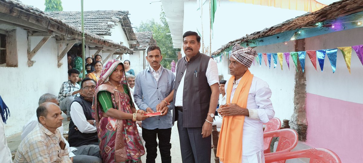 kuberdindor's tweet image. સંતરામપુર તાલુકાના કુંડા (વચલુ ફળીયા)ખાતે શ્રી મણીલાલ ભેમાભાઈ ડામોર  દ્વારા આયોજિત વાસ્તુ પૂજન,ચંદલાવિધી કાર્યક્રમમાં ઉપસ્થિત રહી ધન્યતા અનુભવી.

આ તકે ઉખરેલી સરપંચશ્રી દિનેશભાઈ ડામોર, ભંડારા સરપંચશ્રી ભલાભાઈ ડીંડોર, નાની ક્યાર સરપંચશ્રી સુરમાભાઈ અને કાર્યકર્તાઓ હાજર રહ્યાં હતાં.