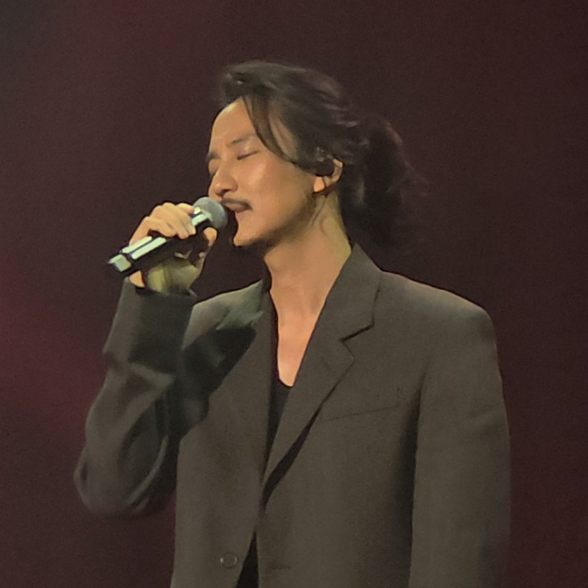 zzommo's tweet image. 노래 열창 중.                              팬들이 김남길 떼창했을 때