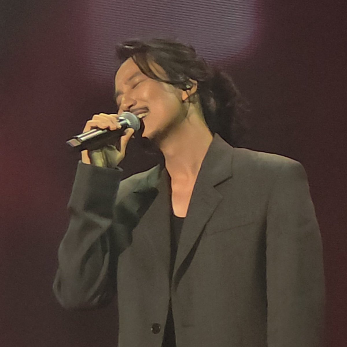 zzommo's tweet image. 노래 열창 중.                              팬들이 김남길 떼창했을 때