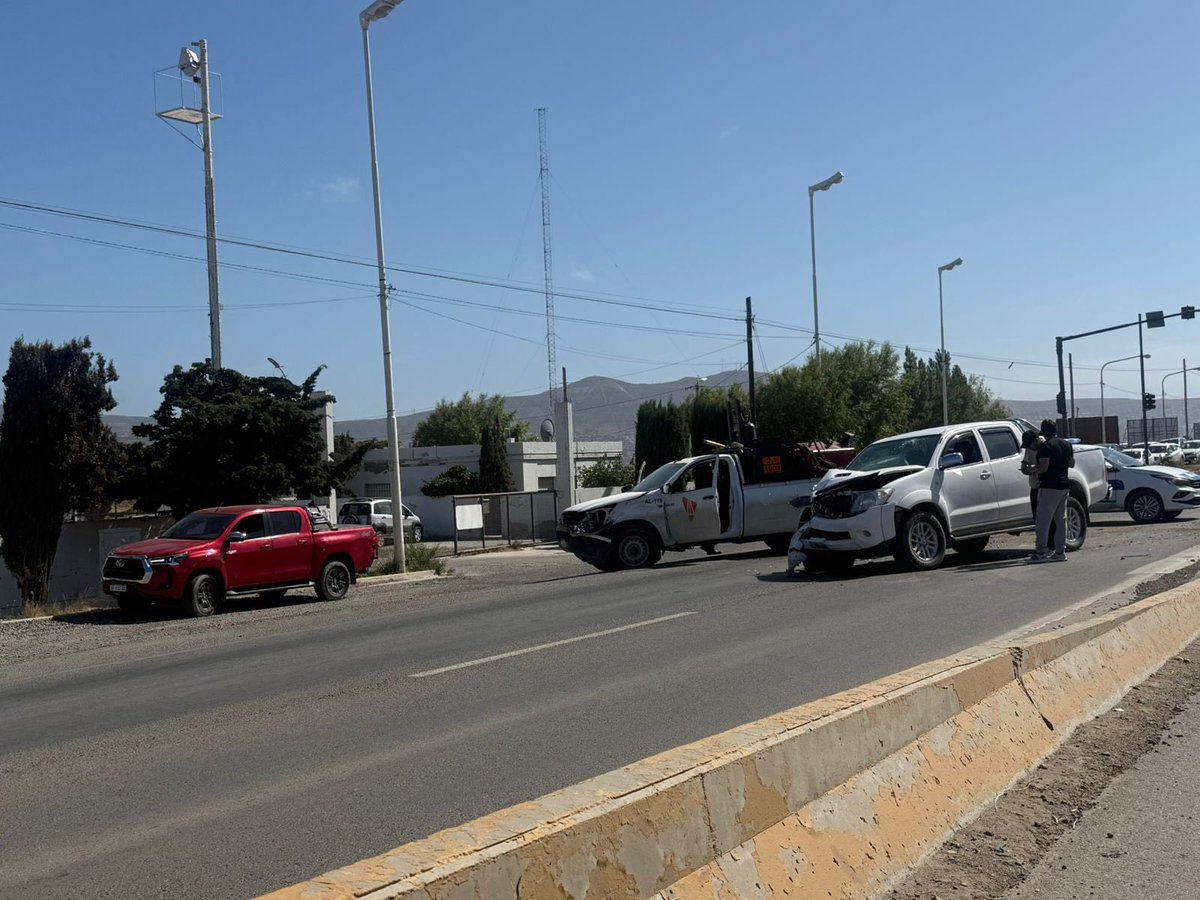 CamionerosRadio's tweet image. #Comodoro Choque múltiple en Yrigoyen: dos camionetas involucradas.

Hace instantes, dos camionetas protagonizaron un nuevo choque en Avenida Yrigoyen, pasando Constituyentes.

El incidente ocurrió este sábado por la mañana y en el sentido norte–sur de la Ruta Nacional N 3.