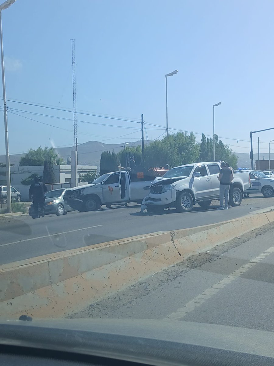 CamionerosRadio's tweet image. #Comodoro Choque múltiple en Yrigoyen: dos camionetas involucradas.

Hace instantes, dos camionetas protagonizaron un nuevo choque en Avenida Yrigoyen, pasando Constituyentes.

El incidente ocurrió este sábado por la mañana y en el sentido norte–sur de la Ruta Nacional N 3.