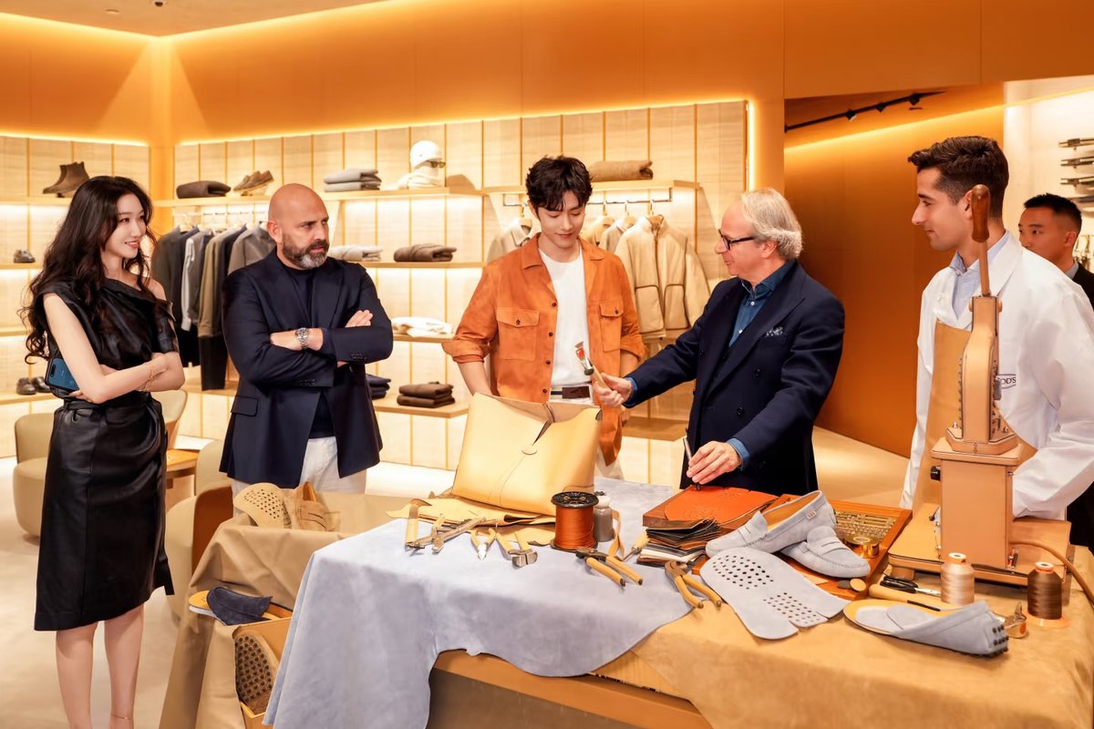 Xiao_Zhan_World's tweet image. 2025.11.28

Lanlan Song (Director of TOD’S China) Xhs Update
Xiao Zhan at the opening of the new TOD’S boutique at Galaxy Macau

#XiaoZhan #肖战 #TodsMacauWithXiaoZhan